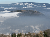 Smog nad Nową Rudą. Fot. Jacek Halicki (Wikipedia, CC BY-SA 4.0, zdjęcie przycięte)