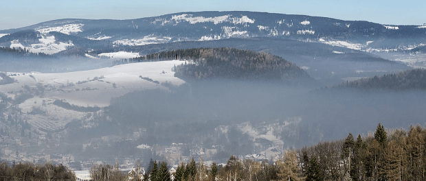 Smog nad Nową Rudą. Fot. Jacek Halicki (Wikipedia, CC BY-SA 4.0, zdjęcie przycięte)